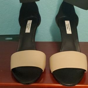 Vera Wang beige shoes Simply Vera